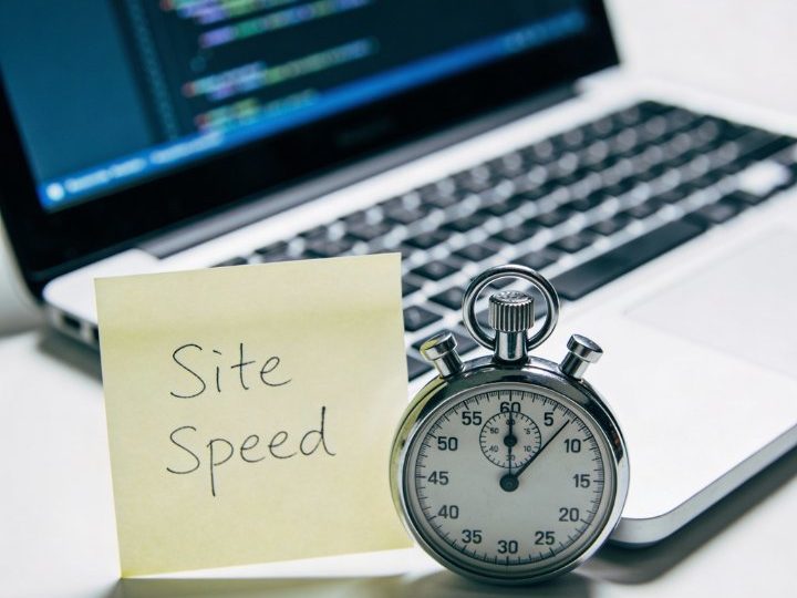 Site Speed Optimierung: DigiAds44 SEO Laptop mit Code, gelbes "Site Speed"-Post-it und Stoppuhr neben dem Bildschirm