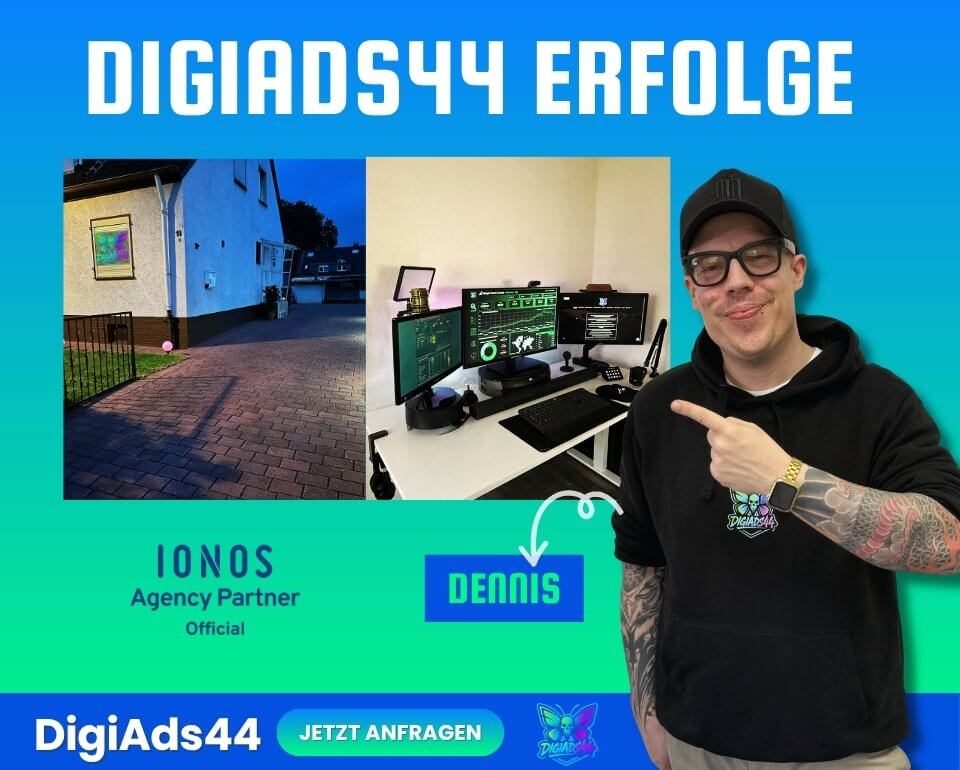 DigiAds44 Erfolge: Dennis Dickmann, offizieller IONOS Agency Partner aus Duisburg. Dennis zeigt seinen Arbeitsplatz mit drei Monitoren und das DigiAds44 Büro in Duisburg. IONOS Agency Partner Official Badge.