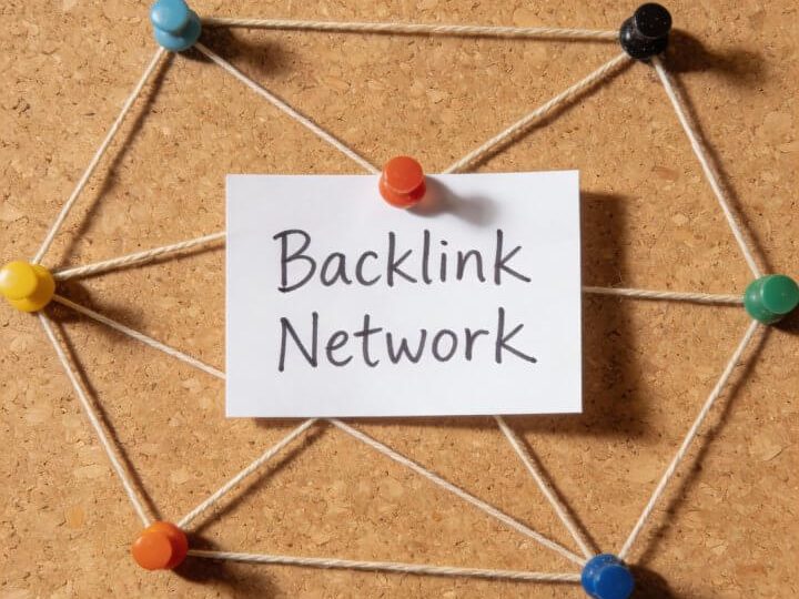 Backlink Netzwerk: DigiAds44 SEO-Strategie Bunte Pushpins verbinden "Backlink Network"-Notiz auf Korkbrett