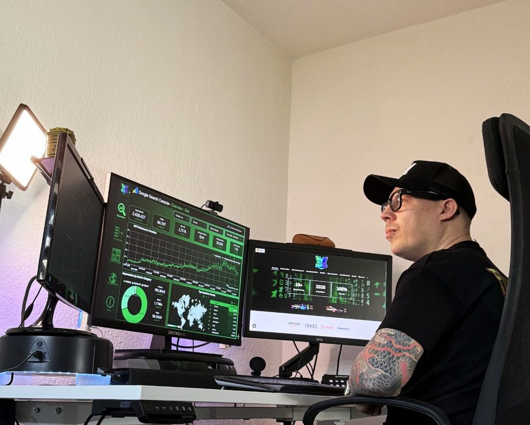 Dennis Dickmann bei der Entwicklung digitaler Systeme für Unternehmen Arbeitsumgebung von DigiAds44 mit Analyse Dashboard und Website Tracking zur Entwicklung von Online-Marketing Systemen